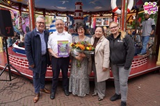 Familie Eeringa 25-jarig jubileum met de Bootjesmolen op de Nieuwe Markt.