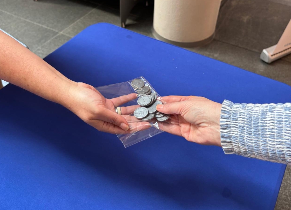 Uitreiking van de munten.