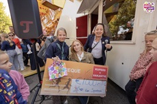 Lieke won de hoofdprijs van de kleurwedstrijd op Kermis Weert.