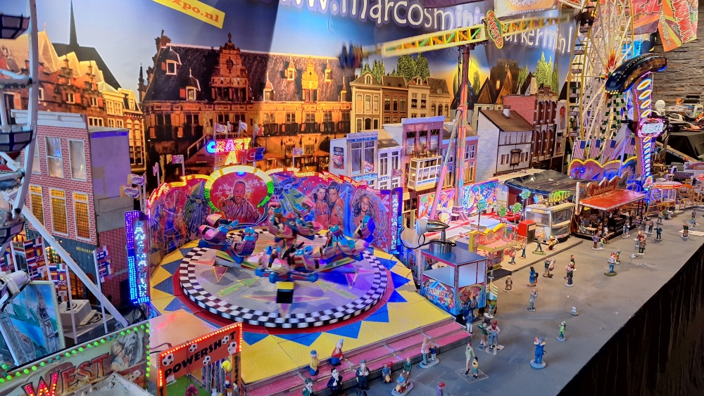 Miniatuur-kermis in de pop-up store. Bekijk deze foto groter.