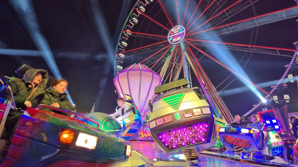 Breakdance en Reuzenrad op kermmisterrein Bassin in 2025. Bekijk deze foto groter.