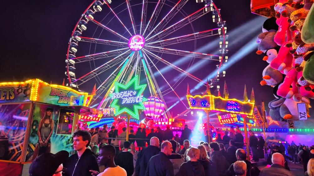 Reuzenrad en Breakdance op kermisterrein Bassin in 2025.