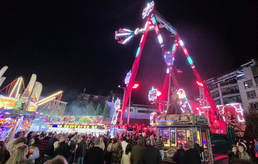 Attractie Phantom op het Kasteelplein in 2025. Bekijk deze foto groter.