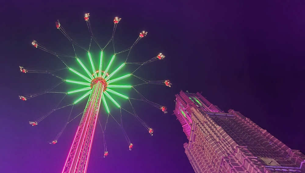 Zweefmnolen op de Markt. Bekijk deze foto groter.