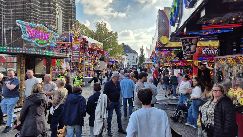 Bezoekers op de Markt tijdens de kermis in 2025. Bekijk deze foto groter.