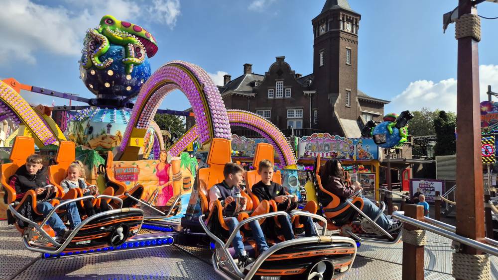  Kermisattracties op het Stationsplein. (Klik om de foto te vergroten).