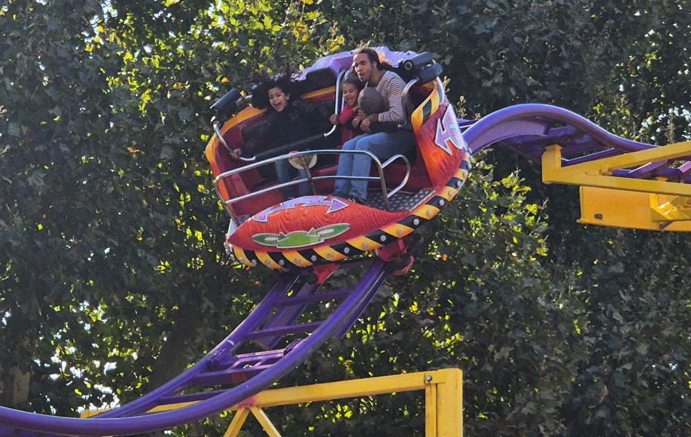 Achtbaan op kermisterrein Stationsplein in 2025. Bekijk deze foto groter.