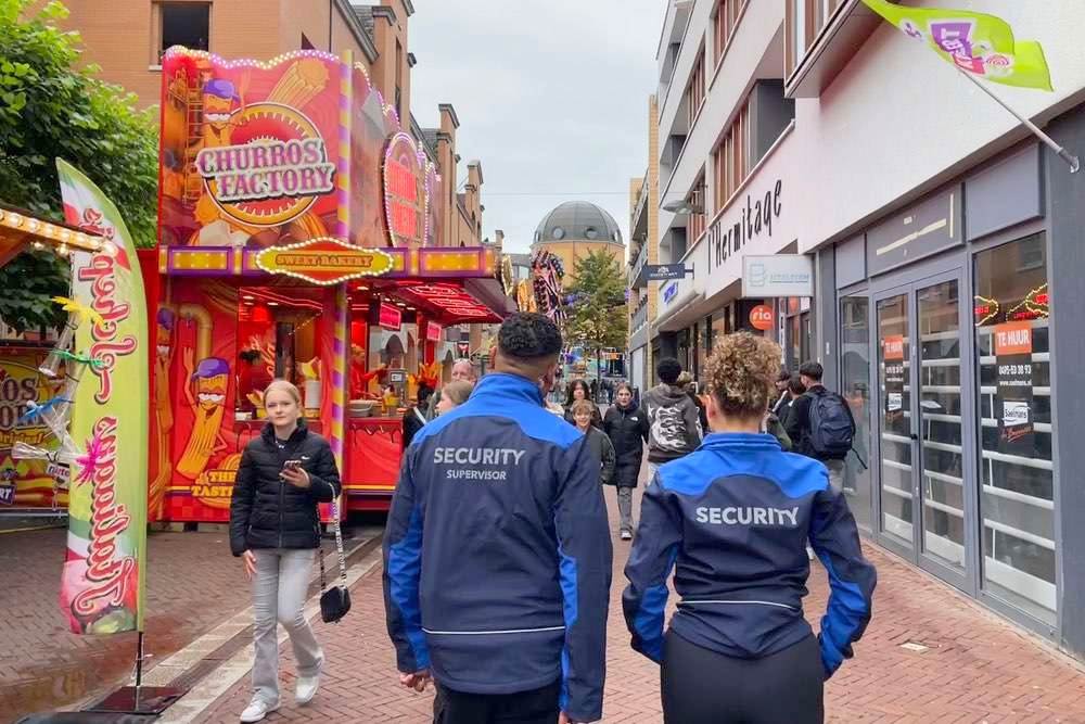 Surveillance tijdens de kermis. Bekijk deze foto groter.