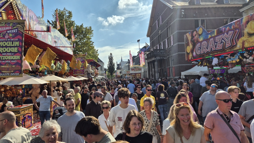 Bezoekers op de Markt tijdens de kermis in 2026. (Klik om de foto te vergroten).