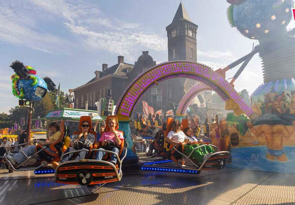  Kermisattracties op het Stationsplein.