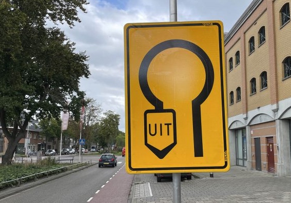 Bord van een omleidingsroute. Bekijk deze foto groter.