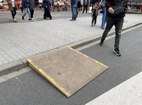 Bekijk deze foto groter. Rijplaat voor mindervaliden. Bekijk deze foto groter.