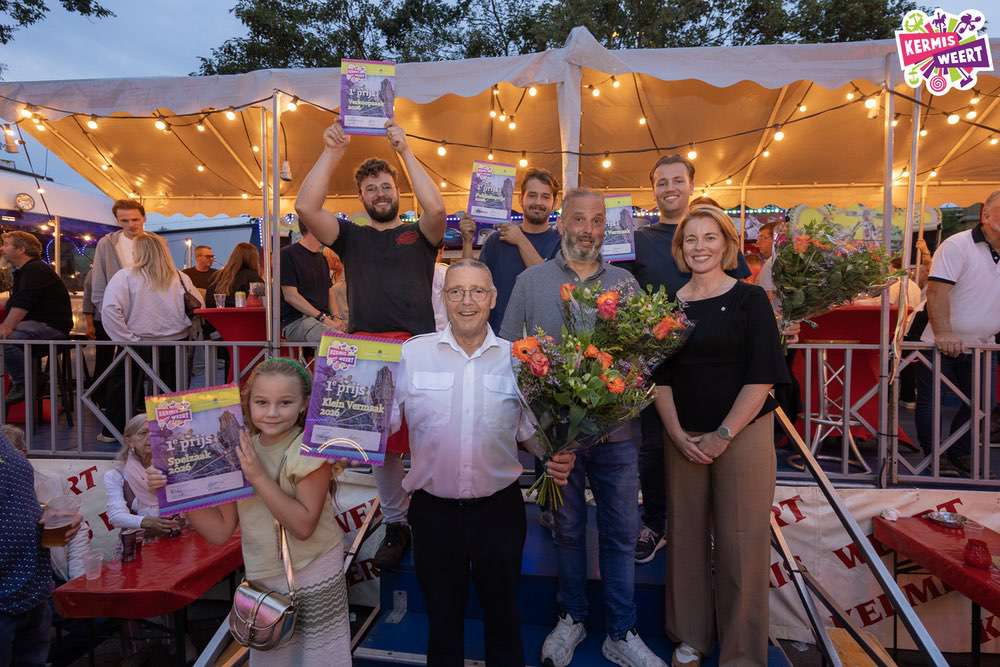Wethouder Anky Peeters-Lucas (rechts) met de winnaars van de kermisprijzen 2026. (Klik om de foto te vergroten).